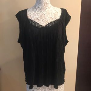 🌹EUC Beautiful Lace Neck Short Sleeved Blouse🌹